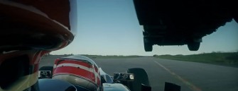L’envol d’un camion au dessus d’une F1 Lotus