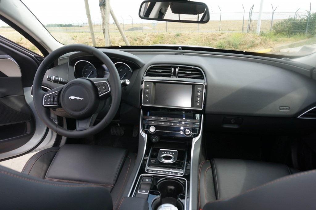 Jaguar-XE-2015 (22)