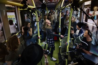 Zara Larsson chante dans un bus silencieux
