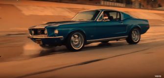 Kristen Stewart au volant d’une Mustang pour le clip des Stones