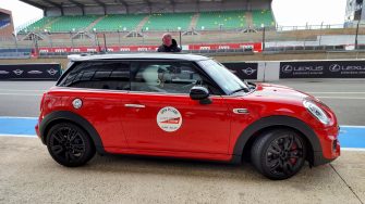 En MINI JCW sur le Circuit Bugatti du Mans #BMWexclusivedrive