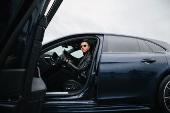 Porsche lance une collaboration avec Olivier Rousteing, directeur artistique de Balmain