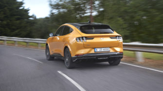 Direction la plage en Ford Mustang Mach-E