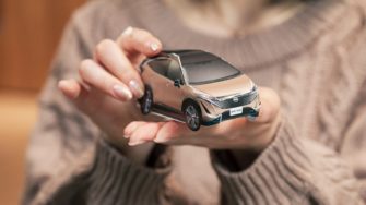 NISSAN ARIYA en origami pour attendre Noël
