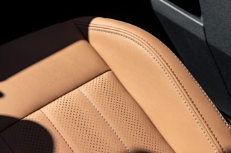 Que se cache-t-il derrière l’odeur d’une voiture neuve ?