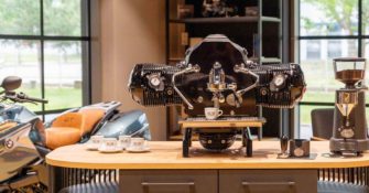 Enfin disponible : la machine à espresso fabriquée à partir d’un moteur BMW