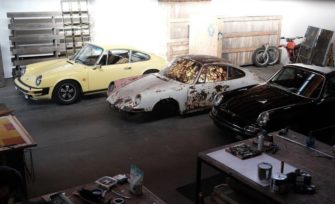 Une Porsche 911 corrodée renaît en art car vitrail par Ben Tuna