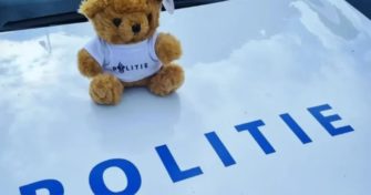 Aux Pays-Bas, chaque voiture de police embarque un ours en peluche pour réconforter les enfants