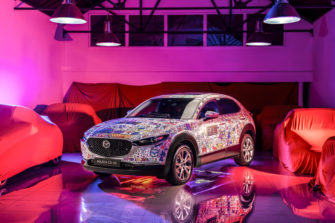 Mazda transforme son CX-30 en œuvre collective au CarFest 2025