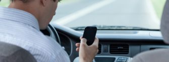 En Italie, on retire le permis pour usage du téléphone au volant — et ça marche