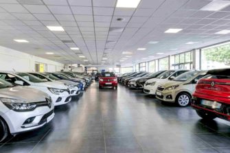 Acheter une voiture en fin d’année : le timing que les professionnels préfèrent taire