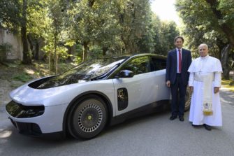 Ferrari présente la nouvelle Luce au Pape Léon XIV : au-delà du nom, un symbole pour la marque italienne