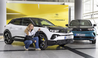 Sophia Flörsch reçoit son Opel Mokka GSE : le SUV électrique le plus rapide jamais produit par Opel