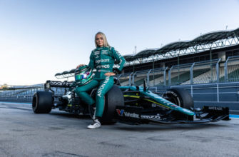 Jessica Hawkins va piloter une Formule 1 Aston Martin à Goodwood : « Montrer aux jeunes filles ce que les femmes peuvent accomplir »