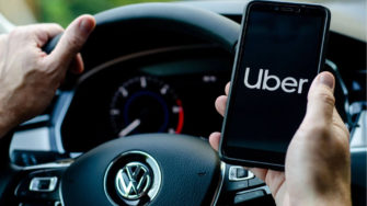Une prothèse de jambe, un chien et même un sapin : voici les objets les plus improbables oubliés dans des Uber