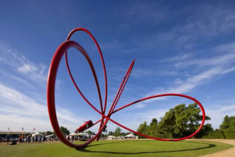 Pourquoi la sculpture géante de Goodwood est devenue presque aussi célèbre que les voitures qu&rsquo;elle met en scène