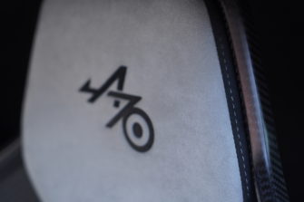 Goodwood 2026 : pourquoi l&rsquo;Alcantara reste le matériau préféré des plus belles voitures du monde