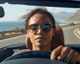Lunettes de soleil au volant : pourquoi certaines Ray-Ban affichent « non adaptées à la conduite »