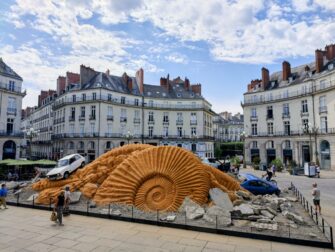 L&rsquo;automobile transformée en fossile contemporain : l&rsquo;installation choc de Théo Mercier à Nantes