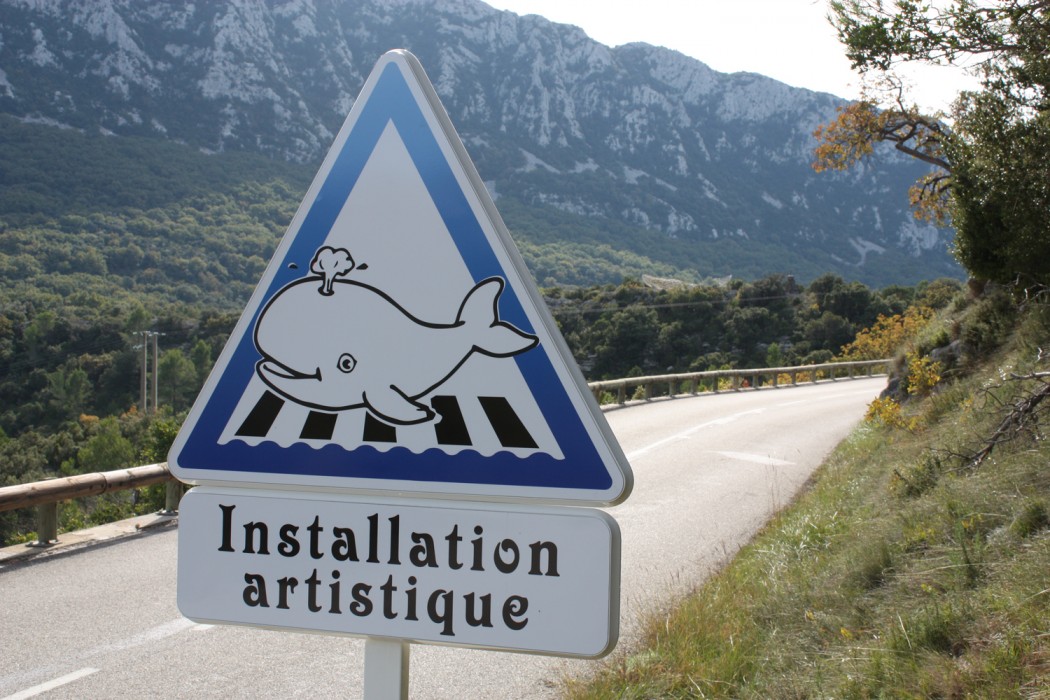 panneau-route-insolite-france-hérault-1