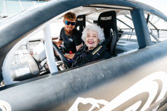 À 83 ans, Bobbi Oxford réalise son rêve : piloter une voiture de course