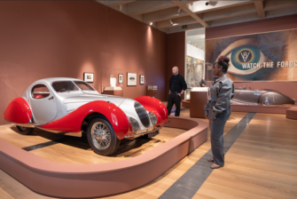 Quand l’automobile française devient une œuvre d’art : une exposition d’exception à Saint-Louis