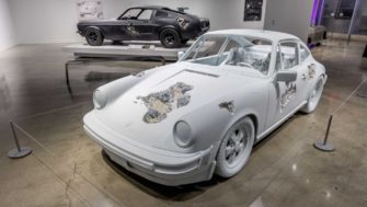 Daniel Arsham met Porsche et Ferrari à l’épreuve du temps avec Arsham Auto Motive