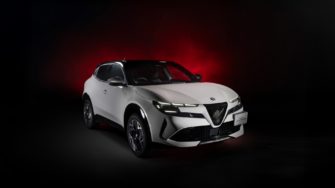 Alfa Romeo Junior au Japon : la plaque décentrée résiste encore avec l’Edizione Bianco
