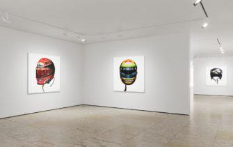 Quand le casque de course devient une œuvre d’art : Broad Arrow célèbre l’histoire du sport automobile à travers l’objectif de Rick Guest