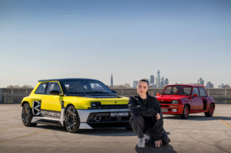 Renault 5 Turbo 3E : Becky Evans met les visiteurs au défi sur simulateur à Londres