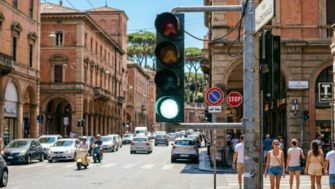 Après le rouge, l’orange et le vert : l’Italie imagine le feu blanc pour préparer l’ère des voitures autonomes