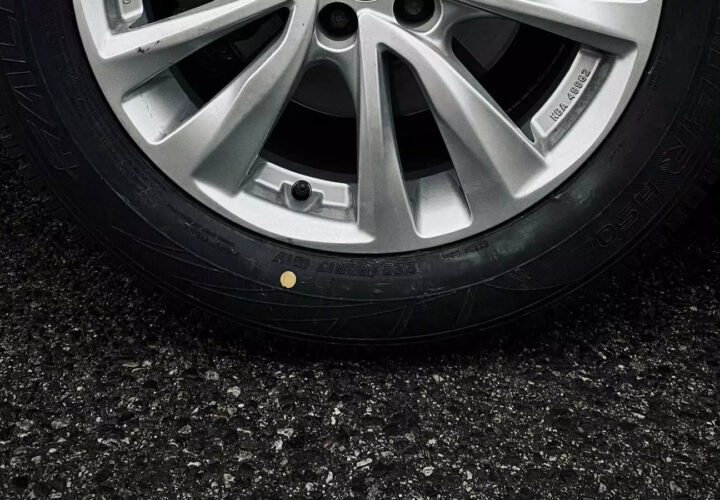Repères rouges et jaunes visibles sur un pneu de voiture