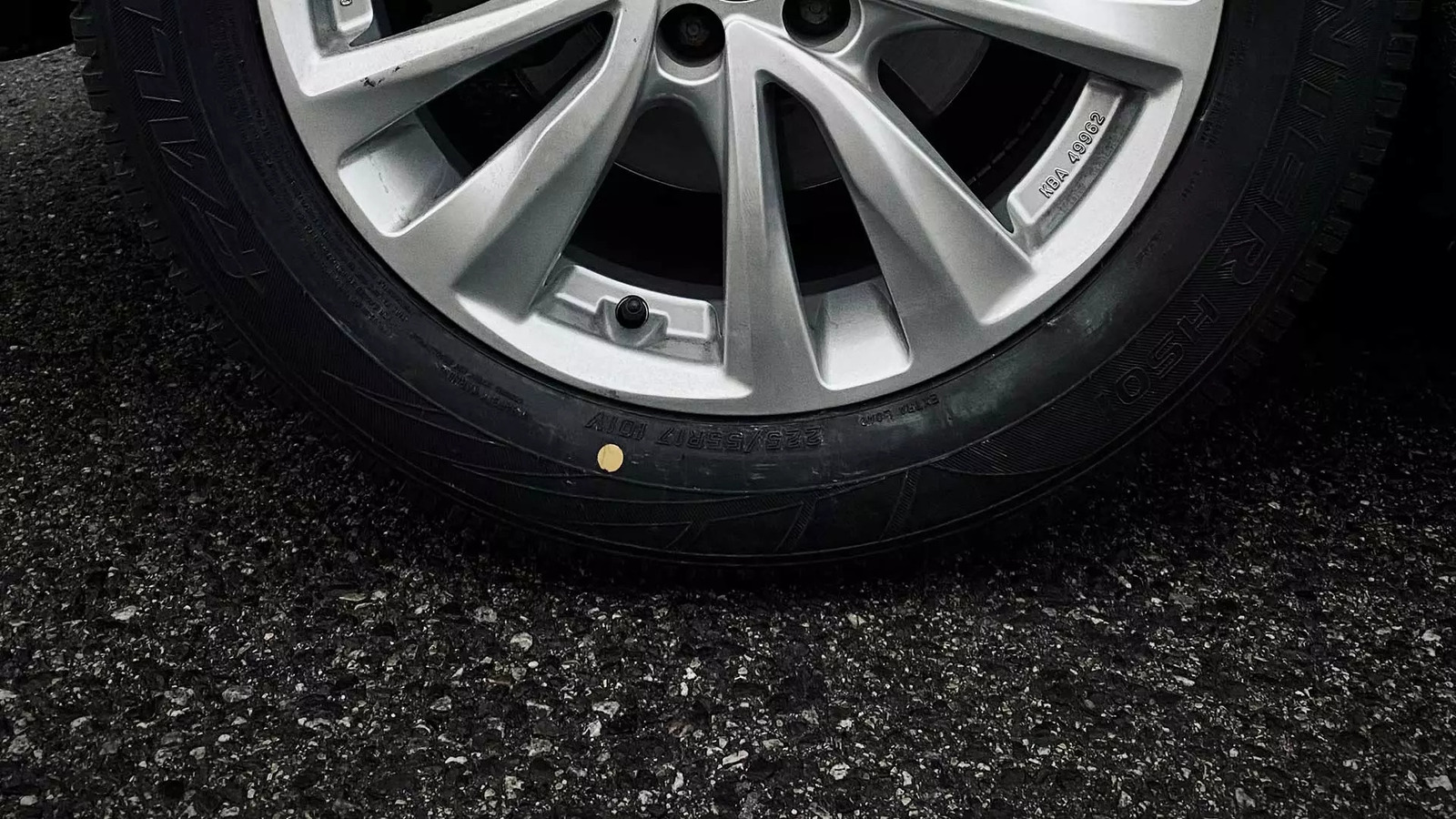 Repères rouges et jaunes visibles sur un pneu de voiture