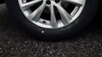 À quoi servent les points rouges et jaunes sur les pneus de voiture ?