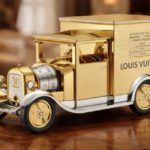 pendule horlogere Louis Vuitton La Camionnette en aluminium jaune safran