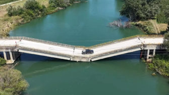 Cette incroyable route grecque passe encore sur un pont… effondré depuis près de trois ans