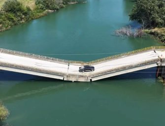 Cette incroyable route grecque passe encore sur un pont… effondré depuis près de trois ans