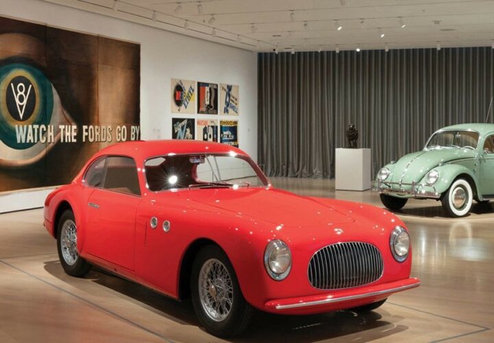 berlinette Cisitalia 202 GT rouge exposee au musee pour les voitures au MoMA