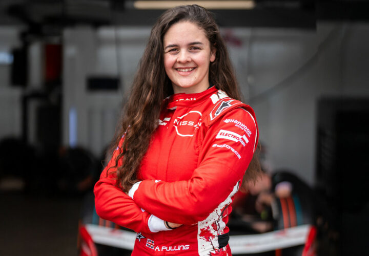 Abbi Pulling pilote F1 Academy et Nissan Formula E en combinaison
