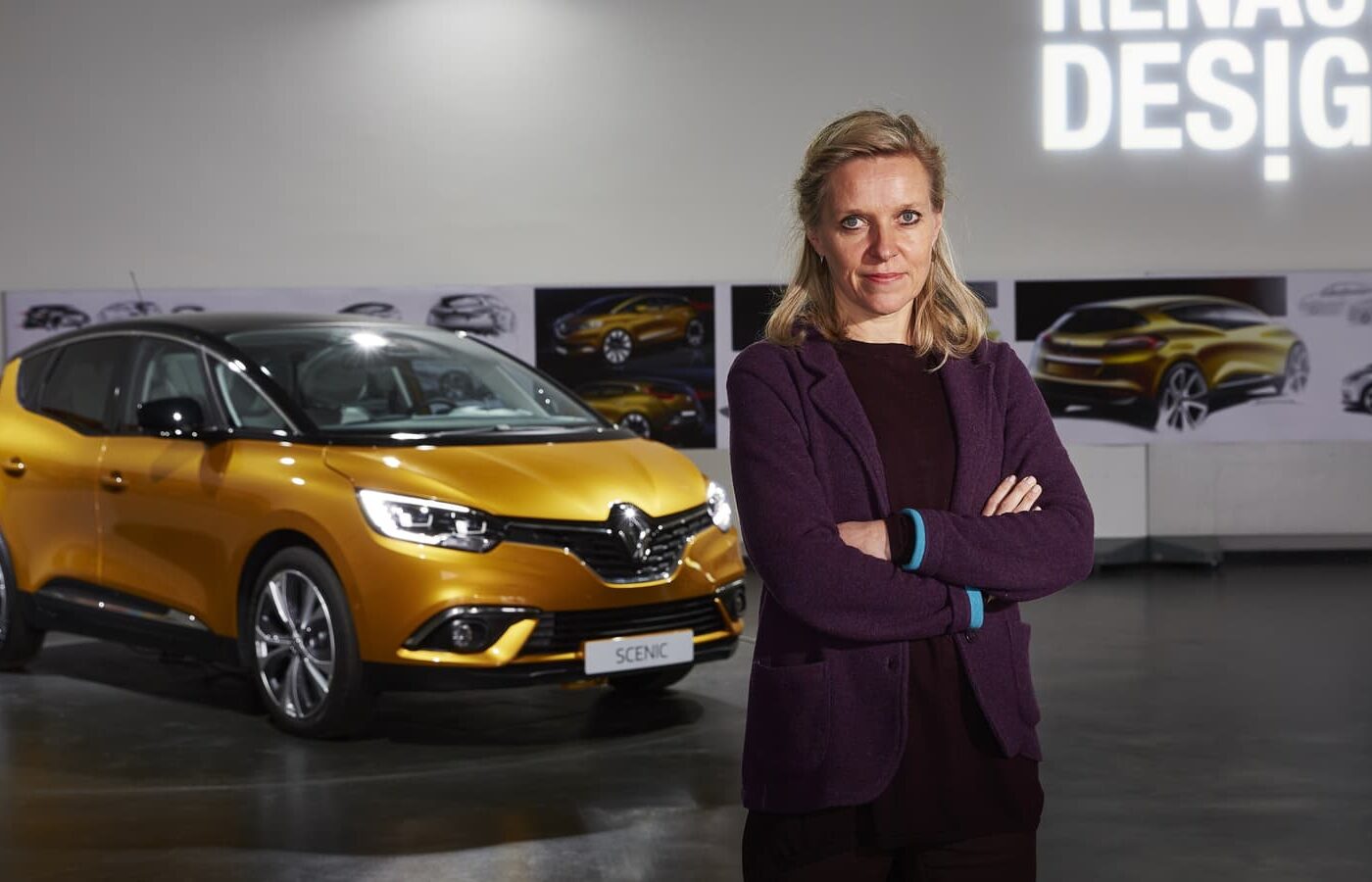 la designer automobile Agneta Dahlgren aux cotes du Renault Scenic