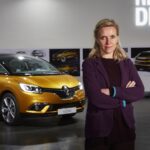 la designer automobile Agneta Dahlgren aux cotes du Renault Scenic