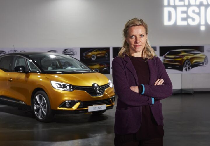 la designer automobile Agneta Dahlgren aux cotes du Renault Scenic