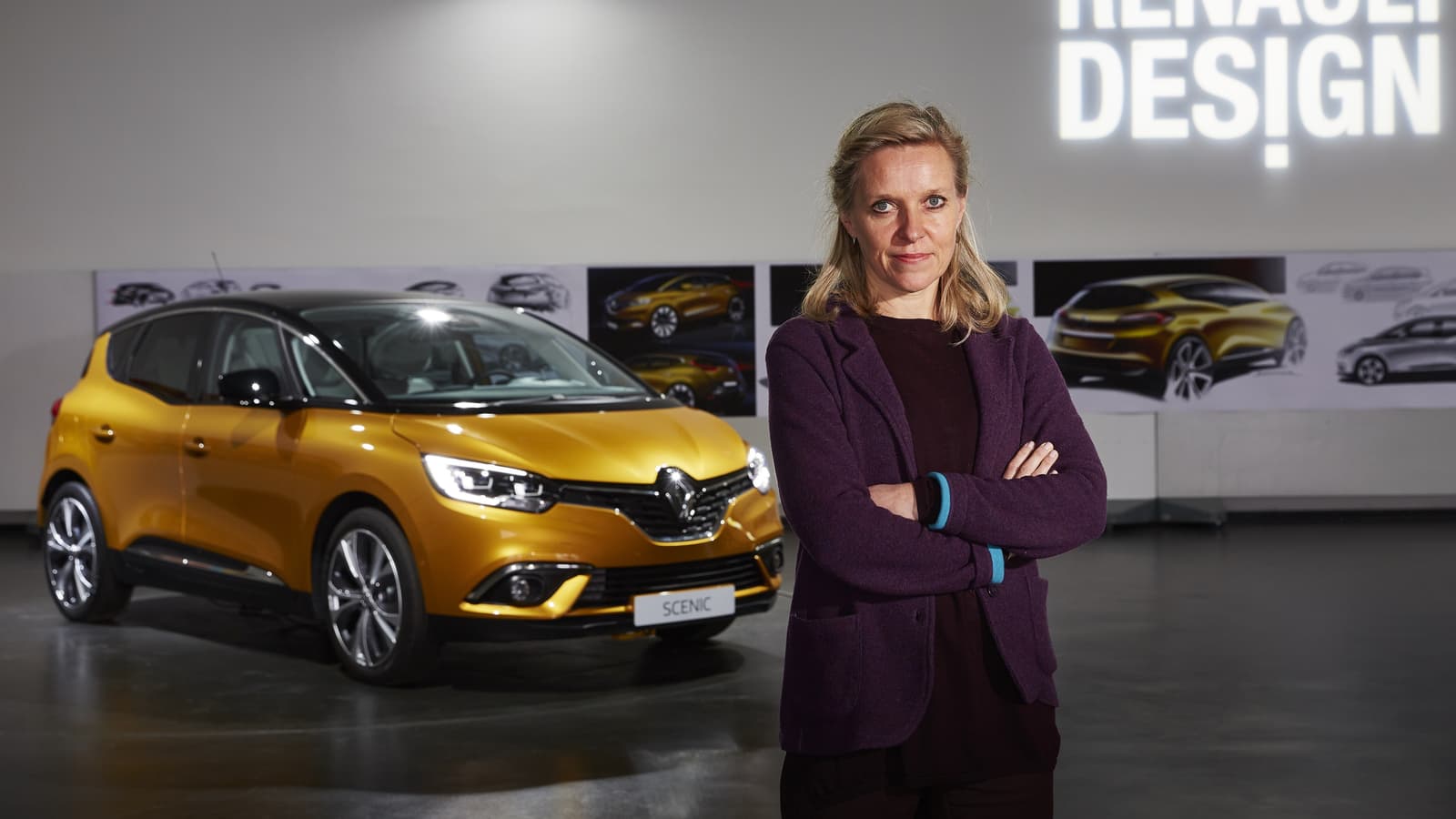 la designer automobile Agneta Dahlgren aux cotes du Renault Scenic