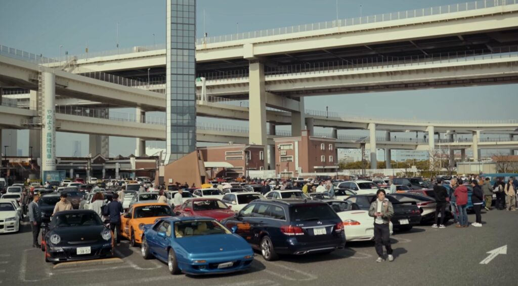 supercars et sportives reunies pour le Daikoku PA Japon rassemblement auto