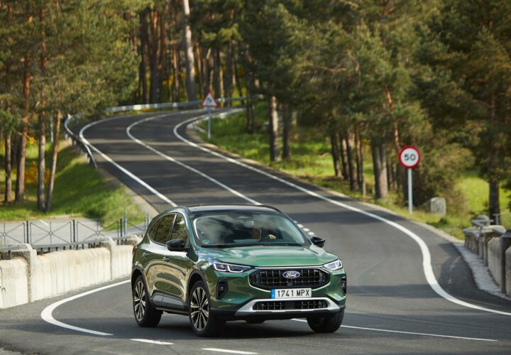 Ford Kuga Flexifuel hybride a la station service E85