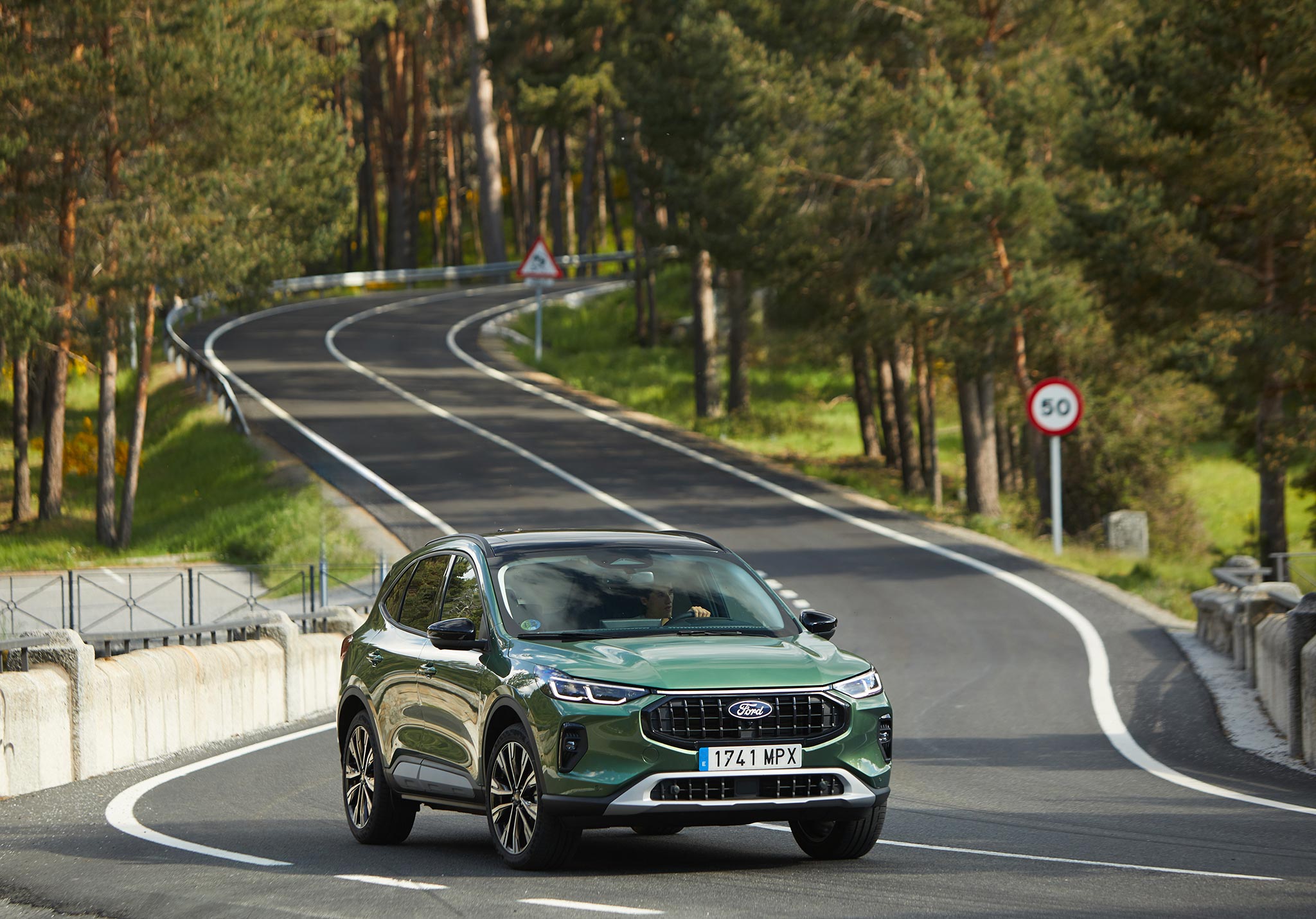 Ford Kuga Flexifuel hybride a la station service E85