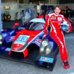 la pilote Keiko Ihara en combinaison devant son prototype pour ses participations aux 24 Heures du Mans