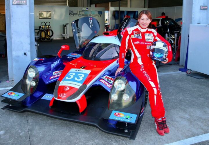 la pilote Keiko Ihara en combinaison devant son prototype pour ses participations aux 24 Heures du Mans