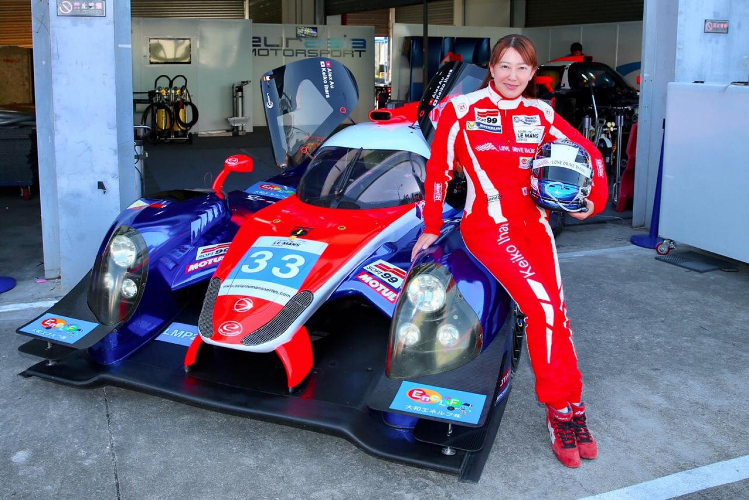 la pilote Keiko Ihara en combinaison devant son prototype pour ses participations aux 24 Heures du Mans