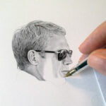 Steve McQueen face sombre regardant au volant d une voiture classique